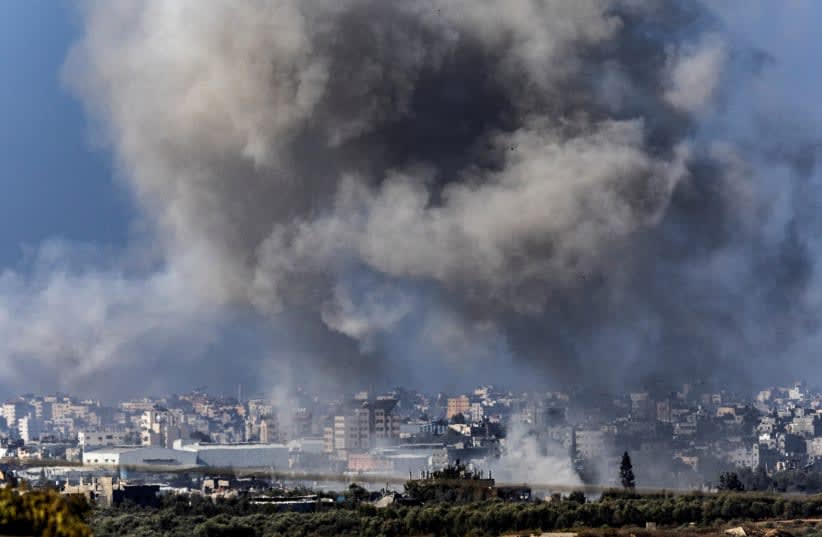  El humo se eleva sobre Gaza visto desde el sur de Israel, en medio del actual conflicto entre Israel y el grupo palestino Hamás, 10 de noviembre de 2023. (photo credit: EVELYN HOCKSTEIN/REUTERS)