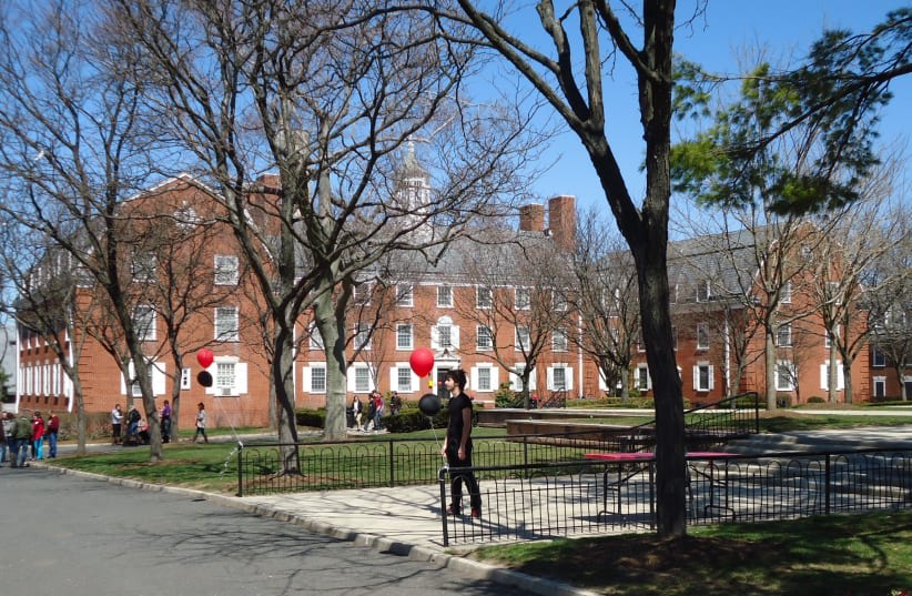  Escena de la Universidad de Rutgers en el campus universitario, 2013 (photo credit: TOMWSULCER/WIKIMEDIA COMMONS)