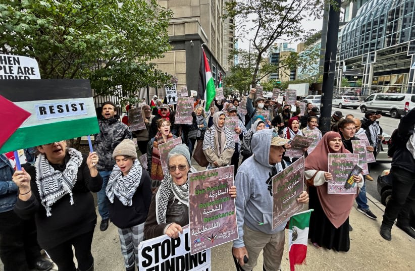 Palestino-estadounidenses y sus partidarios protestan mientras continúa el conflicto entre Israel y el grupo militante palestino Hamás, frente al consulado israelí en el centro de Chicago, Estados Unidos, 8 de octubre de 2023. (photo credit: REUTERS)