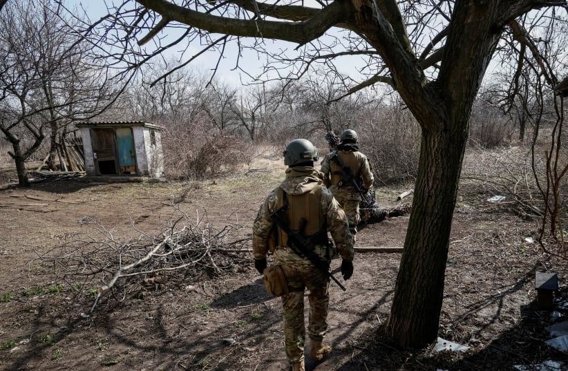  Miembros de la Legión de la Libertad de Rusia del Ejército Ucraniano en sus posiciones cerca de la línea del frente, mientras continúa la invasión rusa de Ucrania, en la región de Donetsk, Ucrania, 21 de marzo de 2023. (photo credit: REUTERS/Alex Babenko)