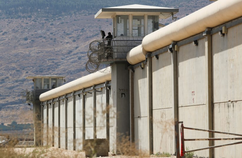  Un guardia en una torre de observación junto a un muro de la prisión de Gilboa, de donde se fugaron seis presos palestinos, el 6 de septiembre. (photo credit: AMMAR AWAD/REUTERS)