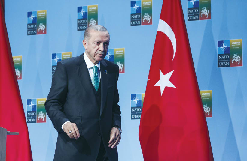  El PRESIDENTE TURCO Recep Tayyip Erdogan abandona una rueda de prensa durante una cumbre de líderes de la OTAN en Vilna, el año pasado. (photo credit: KACPER PEMPEL/REUTERS)