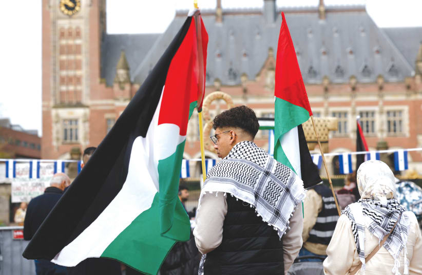  Esta semana se celebra en La Haya una manifestación PRO-PALESTINA después de que Nicaragua solicitara a la Corte Internacional de Justicia que ordene a Alemania detener las exportaciones de armas a Israel y reanudar su financiación a la UNRWA. (photo credit: PIROSCHKA VAN DE WOUW/REUTERS)