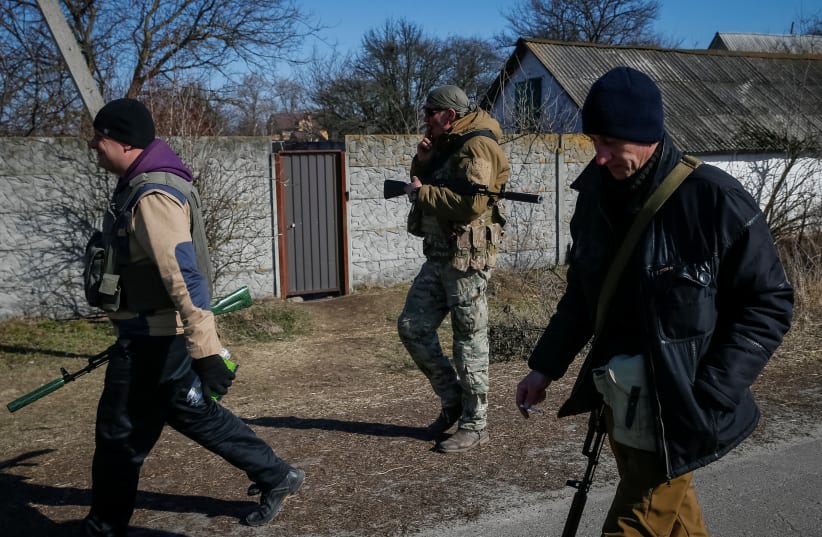  Miembros de las Fuerzas de Defensa Territorial de Ucrania toman posición en la línea del frente, en la región norte de Kiev, Ucrania, 17 de marzo de 2022. (photo credit: GLEB GARANICH/REUTERS)