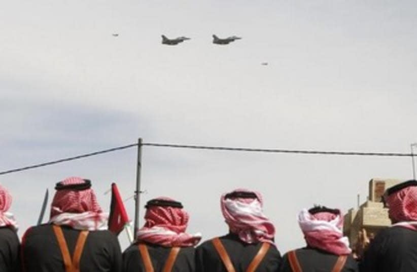  Jordanos observan un ejercicio de las fuerzas aéreas en Jordania. (photo credit: REUTERS)