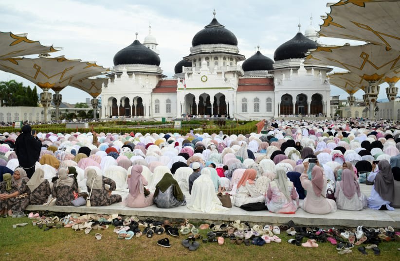  Musulmanes indonesios asisten a oraciones masivas en la mezquita de Baiturrahman durante el Eid al-Fitr, que marca el final del mes sagrado de ayuno del Ramadán, en Banda Aceh, Indonesia, 10 de abril de 2024. (photo credit: REUTERS/Riska Munawarah)