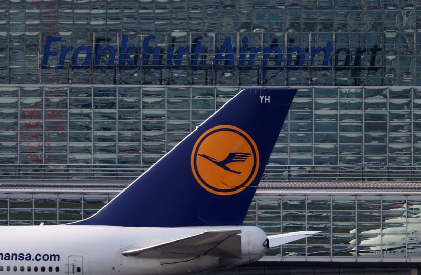  Aviones de la compañía aérea alemana Lufthansa aparcados en el aeropuerto de Fráncfort. (photo credit: REUTERS/KAI PFAFFENBACH)