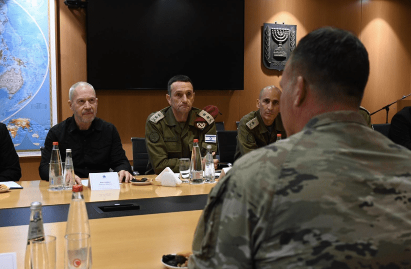  El Ministro de Defensa Yoav Gallant se reunió con el Comandante del CENTCOM, General Michael "Erik" Kurilla (photo credit: NICOLE LASKVI/DEFENSE MINISTRY)