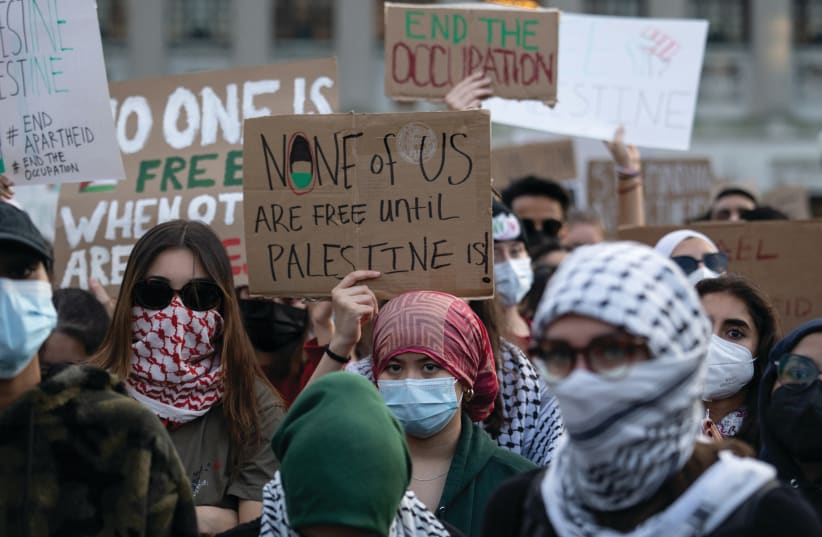  Unos estudiantes participan en una protesta antiisraelí en la Universidad de Columbia, en Nueva York, el mes pasado. Muchos estudiantes que se manifiestan contra Israel probablemente desconocen datos básicos sobre Oriente Medio, afirma el autor. (photo credit: JEENAH MOON/REUTERS)