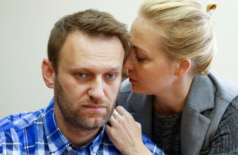 El líder opositor ruso Alexei Navalny y su esposa Yulia asisten a una audiencia en el tribunal del distrito de Lublinsky en Moscú, Rusia, 23 de abril de 2015. (photo credit: TATYANA MAKEYEVA/ REUTERS)