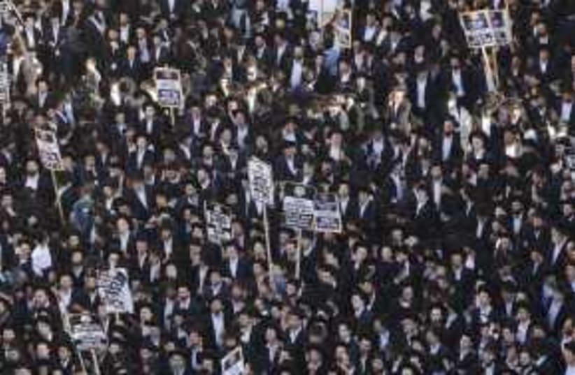 Los Hardei se unen para protestar contra el borrador en Jerusalén, 11 de abril de 2024 (photo credit: MARC ISRAEL SELLEM)