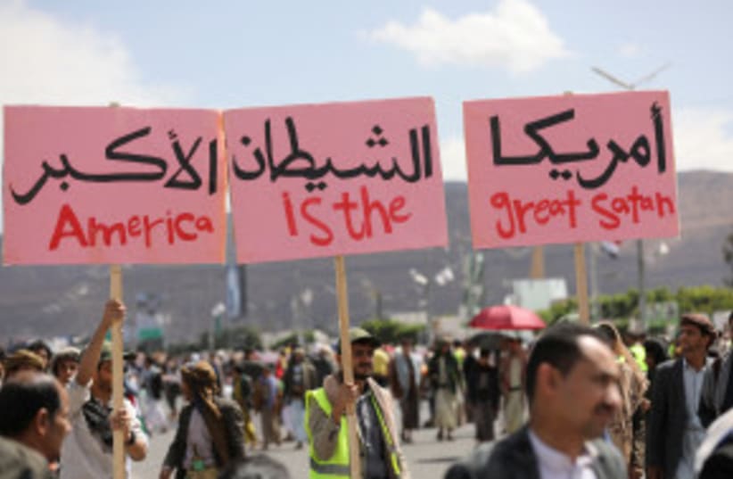 Manifestantes, en su mayoría partidarios de los Houthi, se concentran para mostrar su solidaridad con los palestinos de la Franja de Gaza, en Saná, Yemen, 29 de marzo de 2024. (photo credit: KHALED ABDULLAH/REUTERS)