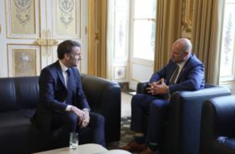  El presidente francés, Emmanuel Macron, se reunió con el presidente de la Knesset, Amir Ohana, el 10 de abril de 2024.  (photo credit: Natan Weil/Knesset Spokesperson)