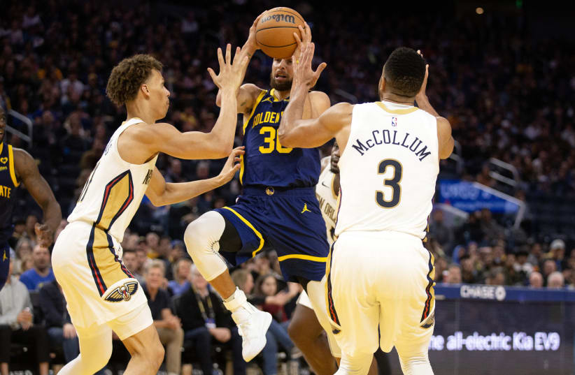  Apr 12, 2024; San Francisco, California, USA; Golden State Warriors guard Stephen Curry (30) drives between New Orleans Pelicans guards Dyson Daniels (11) and CJ McCollum (3) during the third quarter at Chase Center.  (photo credit: D. Ross Cameron / USA TODAY Sports)