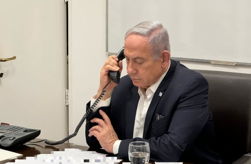  El primer ministro Benjamin Netanyahu habla con el presidente estadounidense Joe Biden tras el ataque de Irán contra Israel. 14 de abril de 2024. (photo credit: PRIME MINISTER'S OFFICE)