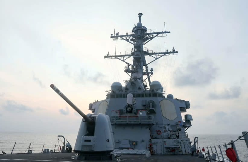  El destructor de misiles guiados de clase Arleigh Burke USS Milius (DDG-69), desplegado en la zona de operaciones de la 7ª Flota de EEUU, realiza operaciones en curso, en un lugar no revelado del Mar de China Meridional, en esta imagen de archivo difundida el 10 de abril de 2023. (photo credit: US NAVY/HANDOUT VIA REUTERS)