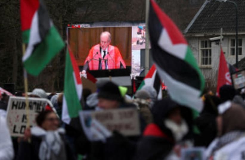 Vista de una transmisión en vivo de manifestantes pro-palestinos cerca de la Corte Internacional de Justicia (CIJ) en La Haya, Países Bajos, el 11 de enero de 2024. (photo credit: THILO SCHMUELGEN/REUTERS)