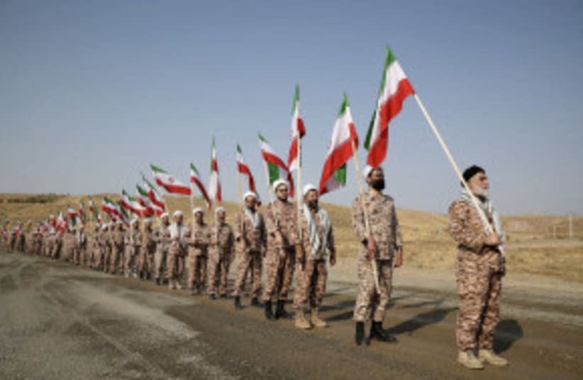  Miembros del Cuerpo de la Guardia Revolucionaria Islámica (IRGC) asisten a un simulacro militar de las fuerzas terrestres del IRGC en la zona de Aras, provincia de Azerbaiyán Oriental, Irán, 17 de octubre de 2022. (photo credit: IRGC/WANA/HANDOUT VIA REUTERS)