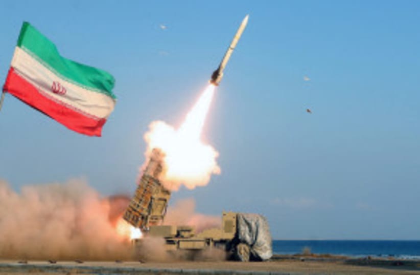 Lanzamiento de un misil durante un simulacro anual en la zona costera del Golfo de Omán y cerca del Estrecho de Ormuz (Irán). (photo credit: REUTERS)