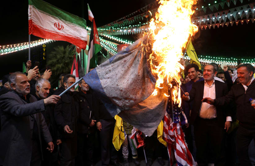  Manifestantes queman banderas estadounidenses e israelíes durante una protesta contra Israel en Teherán, Irán, 1 de abril de 2024. (photo credit: (Photo: Majid Asgaripour/WANA (West Asia News Agency) via REUTERS))