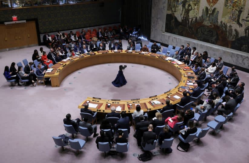  Los miembros del Consejo de Seguridad de las Naciones Unidas se reúnen el día de la votación de una resolución sobre Gaza que exige un alto el fuego inmediato durante el mes de Ramadán que conduzca a un alto el fuego permanente y sostenible, y la liberación inmediata e incondicional de todos los re (photo credit: Andrew Kelly/Reuters)