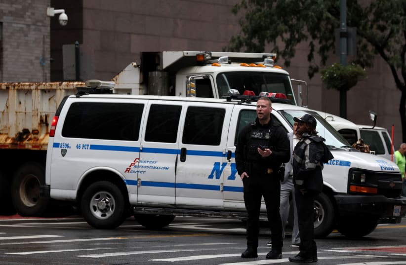  Miembros de la policía de Nueva York y de las fuerzas de seguridad federales crean un perímetro de seguridad al margen de la 78ª Asamblea General de las Naciones Unidas en la sede de las Naciones Unidas en Nueva York, Estados Unidos, el 18 de septiembre de 2023. (photo credit: REUTERS/BRENDAN MCDERMID)