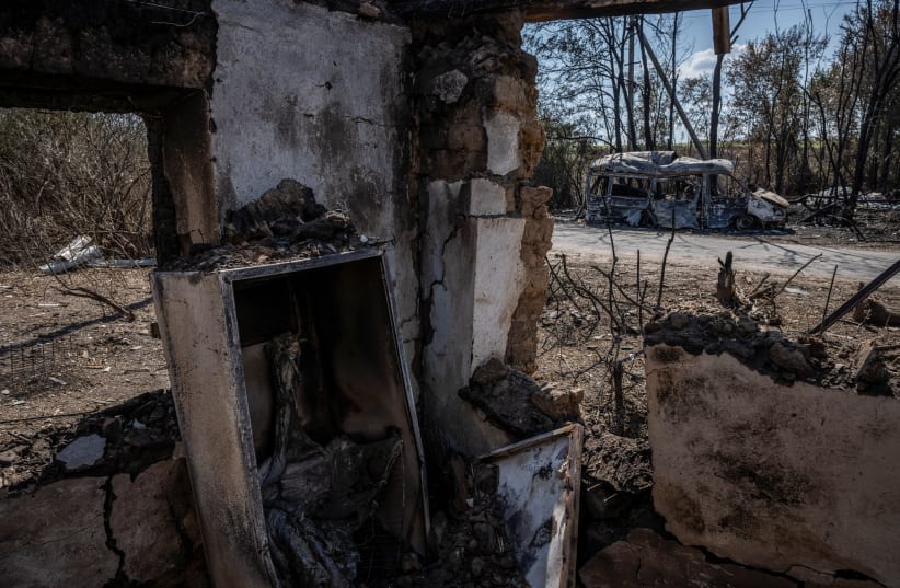  Un coche destruido se ve desde un edificio destruido, como el ataque de Rusia contra Ucrania continúa, cerca de la aldea de Robotyne, Zaporizhzhia región, Ucrania 25 de agosto 2023. (photo credit: REUTERS/Viacheslav Ratynskyi)