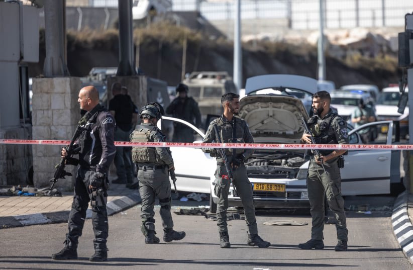  Policías y personal de seguridad en el lugar de un ataque a tiros en un puesto de control cerca de Jerusalén, 16 de noviembre de 2023. (photo credit: CHAIM GOLDBEG/FLASH90)