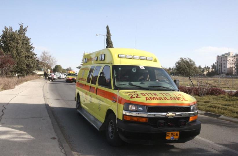  Una ambulancia Magen David Adom [Archivo] (photo credit: MARC ISRAEL SELLEM/THE JERUSALEM POST)