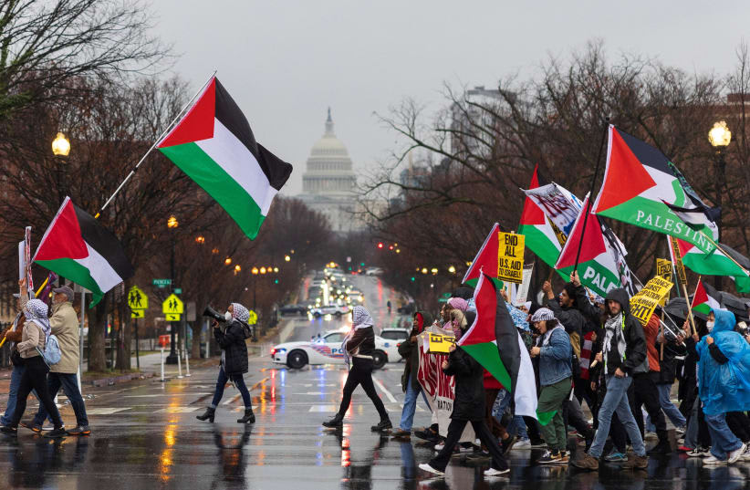  Manifestantes pro palestinos cruzan la avenida Nueva Jersey cerca del Capitolio de los Estados Unidos, durante una protesta en Washington, Estados Unidos, el 17 de diciembre de 2023. (photo credit: REUTERS/TOM BRENNER)