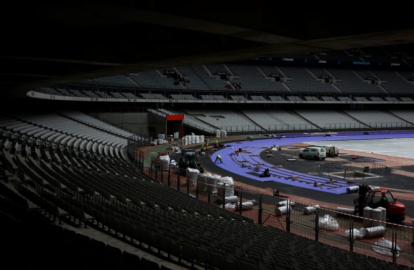  La pista de atletismo de los Juegos Olímpicos y Paralímpicos de París 2024, de dos tonos de púrpura, fabricada por Mondo Sports Flooring, está instalada dentro del estadio Stade de France, en Saint-Denis, cerca de París, Francia, el 9 de abril de 2024. (photo credit: REUTERS)