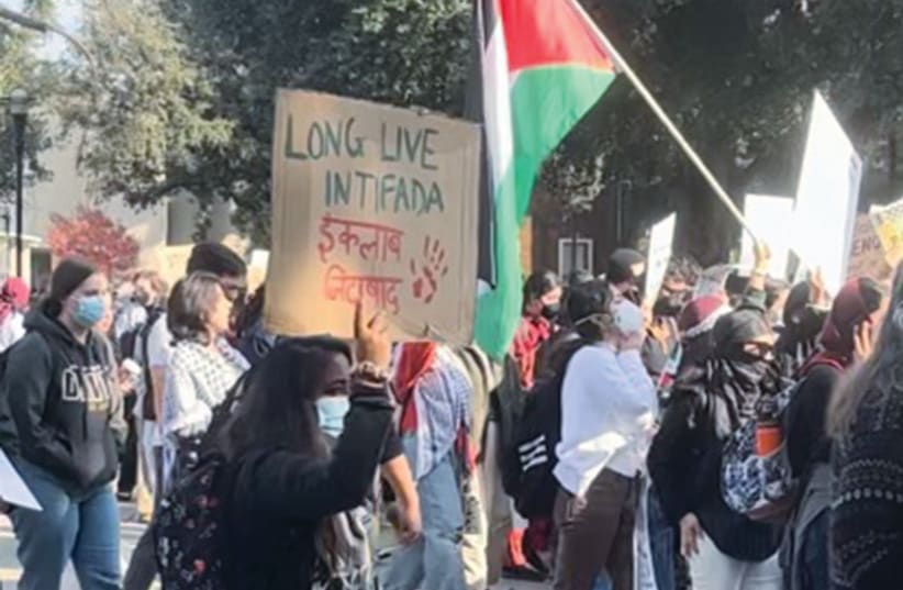  UN manifestante ANTIISRAEL glorifica la Intifada en noviembre pasado en el UC Davis Quad. (photo credit: Raphael Myers)