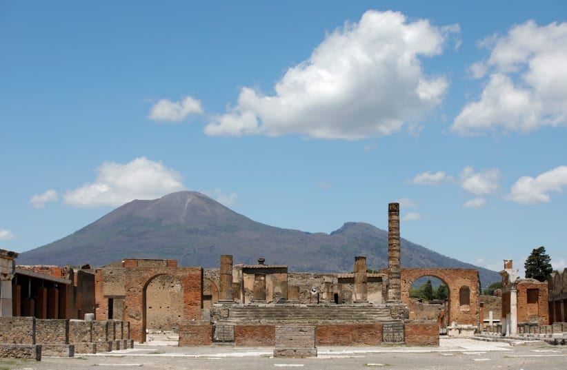  Se ve el sitio arqueológico de la antigua ciudad romana de Pompeya, 2020. (photo credit: VIA REUTERS)