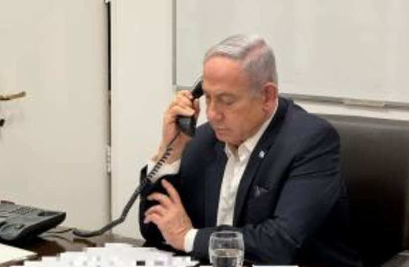 El primer ministro Benjamin Netanyahu habla con el presidente estadounidense Joe Biden tras el ataque de Irán contra Israel. 14 de abril de 2024.  (photo credit: PRIME MINISTER'S OFFICE)
