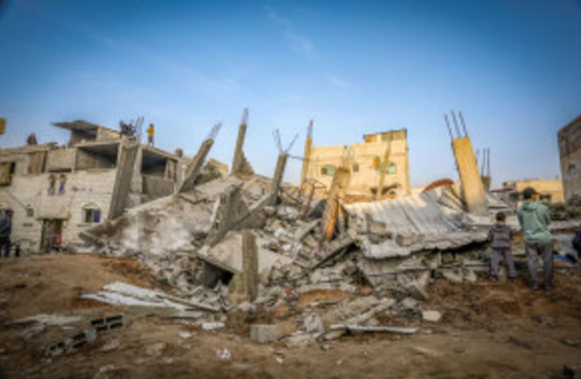 Palestinos en el lugar de un ataque aéreo israelí en Rafah, en el sur de la Franja de Gaza, el 17 de diciembre de 2023. (photo credit: ABED RAHIM KHATIB/FLASH90)