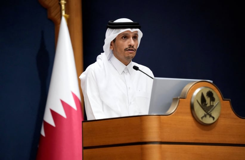  El primer ministro y ministro de Asuntos Exteriores de Qatar, Mohammed bin Abdulrahman Al Thani, hace declaraciones a los medios junto al secretario de Estado estadounidense, Antony Blinken, en Doha, Qatar, el 13 de octubre de 2023. (photo credit: Jacquelyn Martin/Reuters)