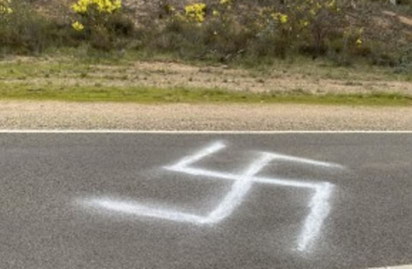 Esvástica pintada en una carretera australiana. (photo credit: ANTI-DEFAMATION COMMISSION)