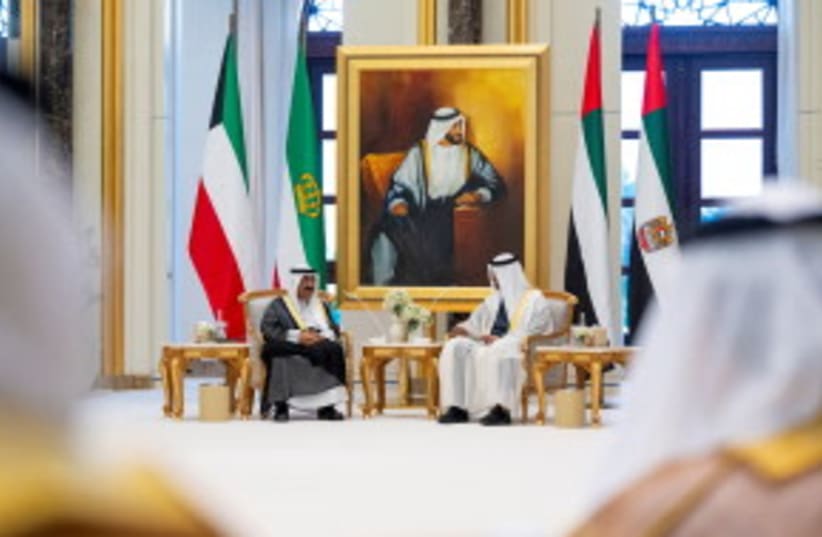 El presidente de los Emiratos Árabes Unidos, jeque Mohamed bin Zayed Al Nahyan, se reúne con el emir de Kuwait, jeque Meshal Al Ahmad Al Jaber Al Sabah, durante una recepción de visita de Estado, en Qasr Al Watan, en Abu Dhabi, Emiratos Árabes Unidos, el 5 de marzo de 2024. (photo credit: Abdulla Al Bedwawi/UAE Presidential Court/Handout via REUTERS)