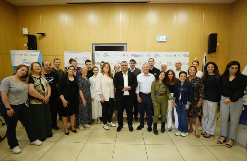  Lone Soldiers and their families pose with Jewish Agency CEO Amira Ahronoviz, Minister of Aliyah and Integration Ofir Sofer and Chairman of The Jewish Agency Maj. Gen. (res.) Doron Almog (photo credit: OLIVIER FITOUSSI)