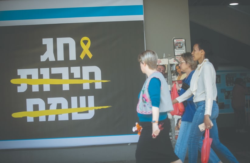  A SIGN in Tel Aviv reads: ‘Happy Festival of Freedom,’ referring to Passover, but the words ‘happy’ and ‘freedom’ are crossed out. (20/4/2024) (photo credit: MIRIAM ALSTER/FLASH90)
