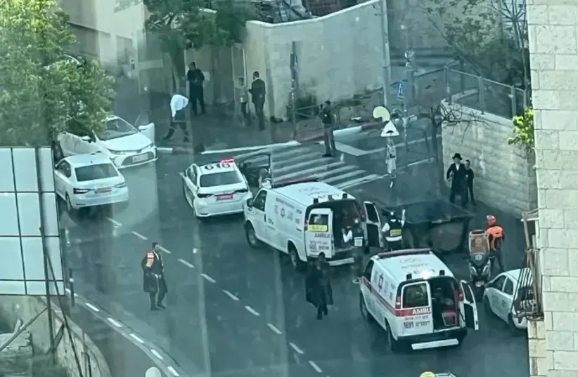  Ambulancias llegan al lugar de un presunto atentado terrorista con embestida en Jerusalén, 22 de abril de 2024. (photo credit: VIA MAARIV/SECTION 27A COPYRIGHT ACT)
