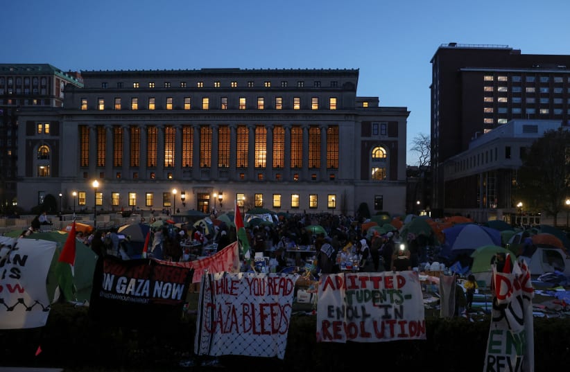 Os protestos continuam na Universidade de Columbia, em Nova York, durante o conflito em curso entre Israel e o Hamas, 22 de abril de 2024 (crédito da foto: REUTERS/CAITLIN OCHS)