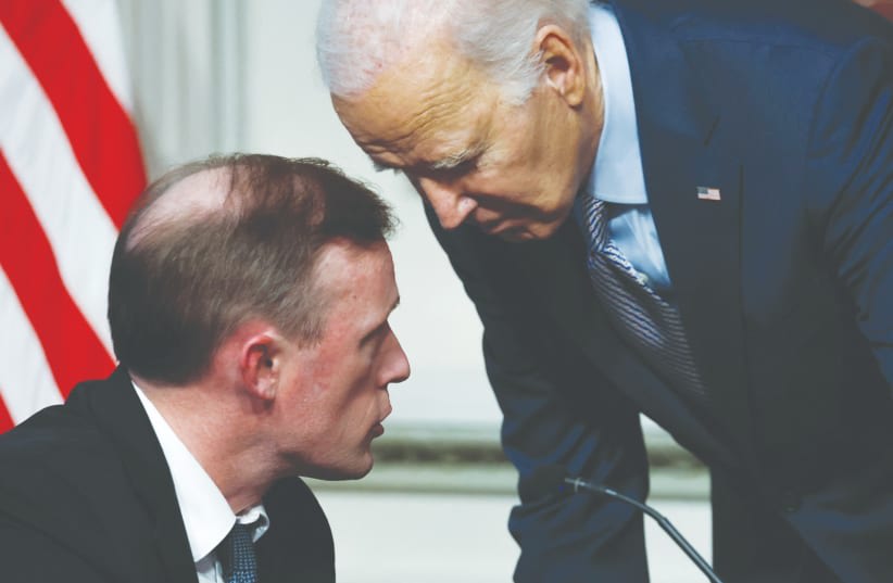  El PRESIDENTE DE EEUU, Joe Biden, conversa con el Asesor de Seguridad Nacional de la Casa Blanca, Jake Sullivan. Nunca ha sido más evidente que la administración Biden no tiene una estrategia alternativa para hacer frente a la amenaza iraní, sostiene el escritor. (20/4/2024) (photo credit: JONATHAN ERNST)