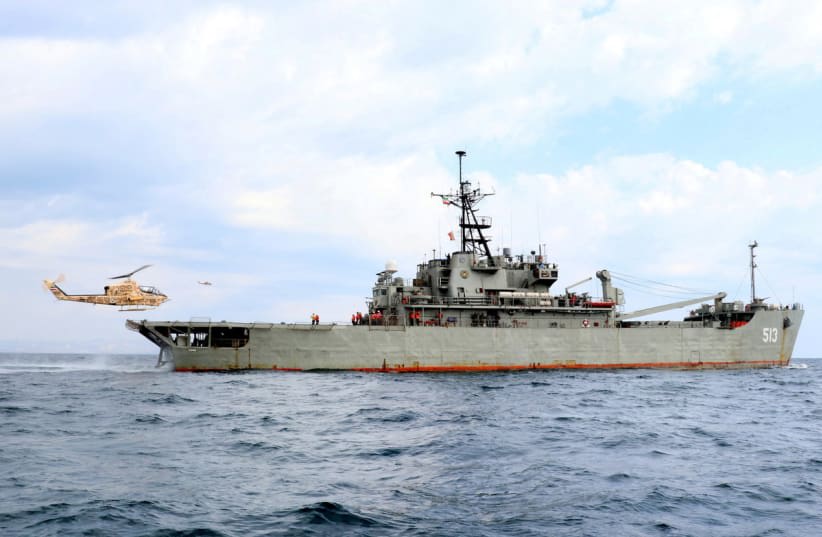  Un buque militar iraní participa en un simulacro anual en la zona costera del golfo de Omán y cerca del estrecho de Ormuz, Irán, en esta imagen obtenida el 31 de diciembre de 2022. (photo credit: IRANIAN ARMY/WANA (WEST ASIA NEWS AGENCY) VIA REUTERS)