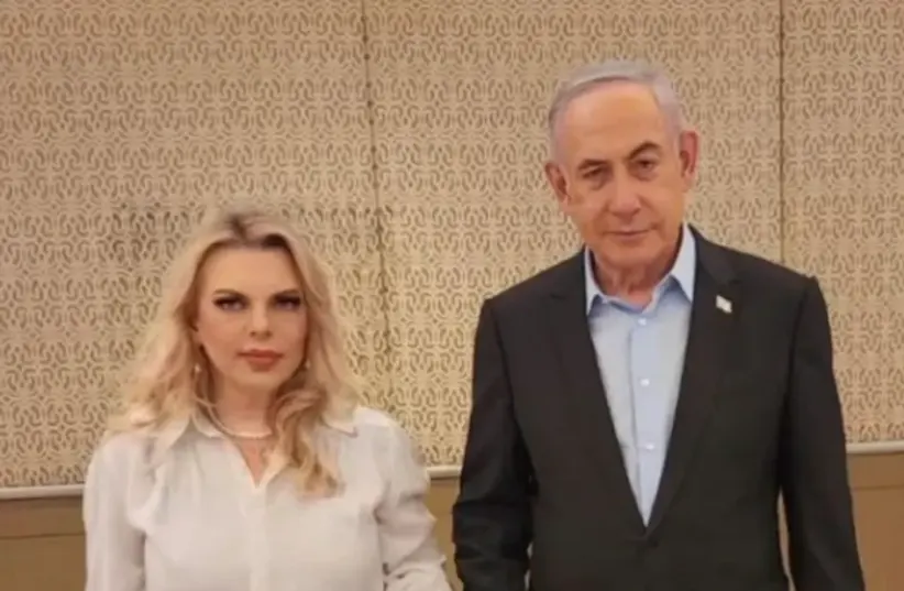  The photo of Binyamin and Sara Netanyahu that caused an uproar on the Internet  (photo credit: Security footage from the scene according to section 27a of the copyright act)