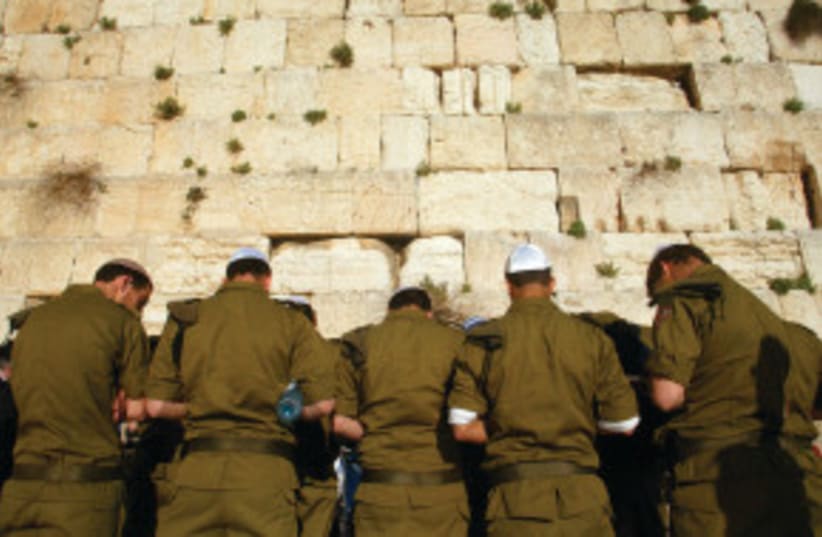 SOLDADOS ISRAELÍES rezan en el Muro de las Lamentaciones. (photo credit: OLIVIER FITOUSSI/FLASH90)