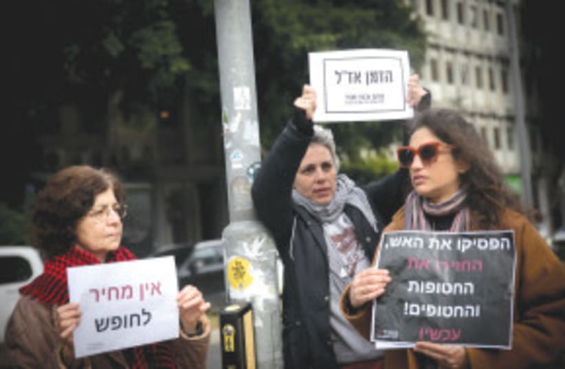 LAS MUJERES PIDEN la liberación de los rehenes en Tel Aviv en febrero. Las mujeres tienen una visión especial que crea la realidad y repara el mundo, sostiene la escritora. (photo credit: MIRIAM ALSTER/FLASH90)