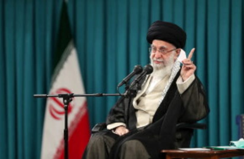  El líder supremo de Irán, el ayatolá Ali Jamenei, habla durante una reunión con un grupo de élites académicas y talentos científicos en Teherán, Irán, 19 de octubre de 2022. (photo credit: Office of the Iranian Supreme Leader/WANA/Handout via Reuters)
