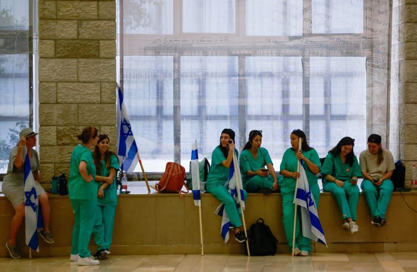 Médicos asisten a una conferencia de emergencia organizada por la Histadrut, sobre la revisión judicial prevista por el gobierno israelí, en la CPI de Jerusalén. 23 de julio de 2023. (photo credit: CHAIM GOLDBEG/FLASH90)