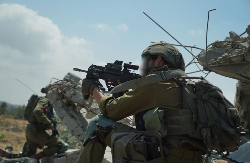  Soldados de las FDI operan en la Franja de Gaza, 23 de abril de 2024. (photo credit: IDF SPOKESMAN’S UNIT)